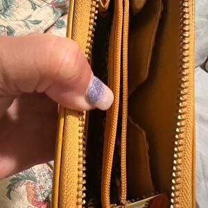 Beautiful color fuscos & mustard no pets no scratchers no marc